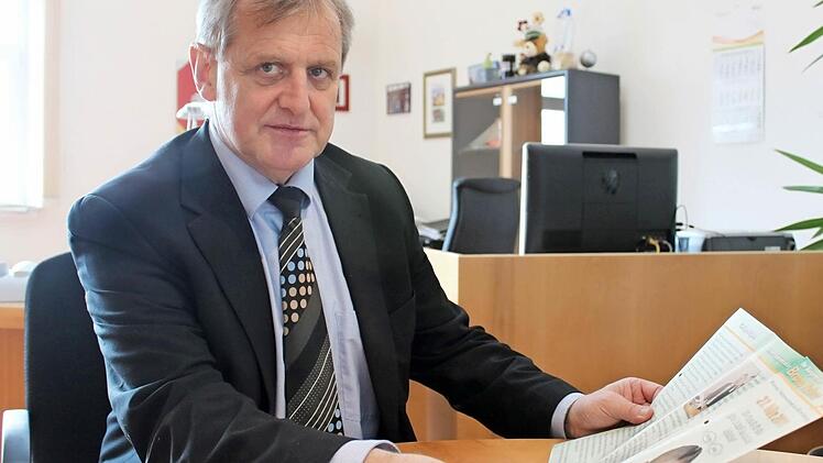Wahlversprechen eingehalten: Bürgermeister Bruno Kellner mit seinem Wahlprospekt, mit dem er vor sechs Jahren angetreten war. Foto: Schreiber