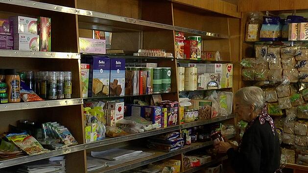 Viele ehrenamtliche Helfer unterst&uuml;tzen die Tafel, wie hier zum Beispiel K&auml;the G&ouml;tz, die sich im Ha&szlig;furter Laden schon viele Jahre f&uuml;r bed&uuml;rftige Mitmenschen engagiert. Christian Licha