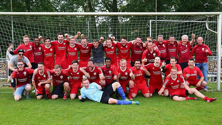 Einen guten Unterbau für das Landesliga-Team bildet die zweite Mannschaft, die sich hier nach dem 3:2-Sieg über den TSV Steinberg über den Aufstieg in die Kreisliga freut.  Foto: Heinrich Weiß