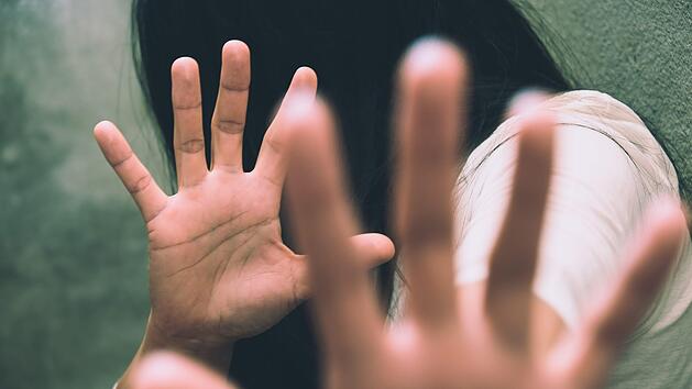 Die Frau sah, wie der Mann aus dem Wasser stieg und sich befriedigte.