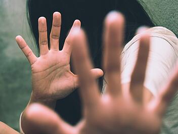 Die Frau sah, wie der Mann aus dem Wasser stieg und sich befriedigte.