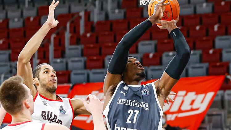 Der Bamberger Neuzugang Shevon Thompson steigt in der Zone zum Wurf hoch, vergibt aber aus kurzer Distanz. Foto: Daniel Löb