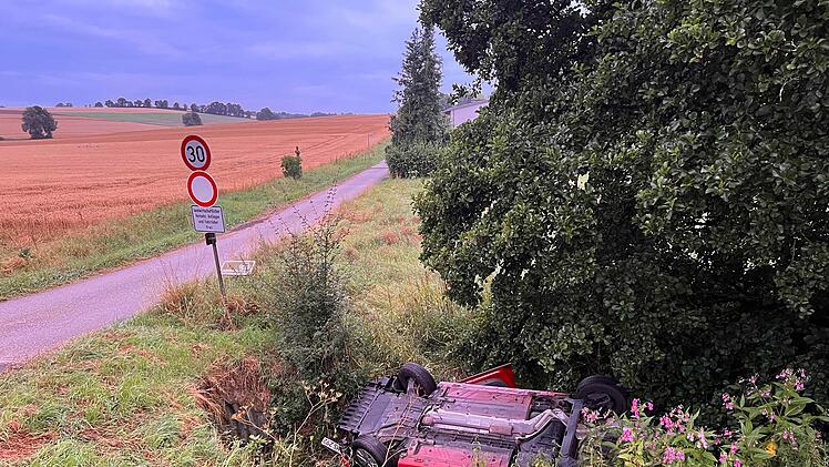 Verkehrsunfall im Kreis Bamberg: Frau (32) gerät ins Schleudern und landet kopfüber in Berglauf