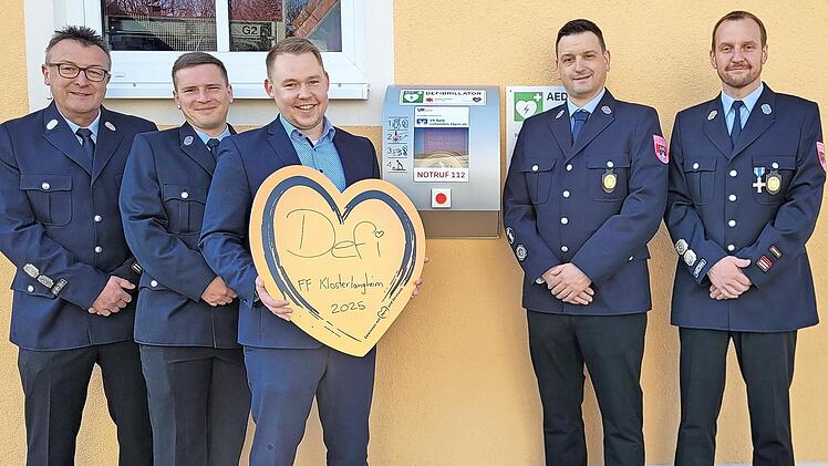 Zum Fototermin versammelten sich: der Vorsitzende Andreas Eideloth, der Stellvertretende Vorsitzende Patrick Stegner, Tobias Gareis von der VR-Bank Lichtenfels-Ebern, der Stellvertretende Kommandant Benedikt Schuberth und der Kommandant Christian ...