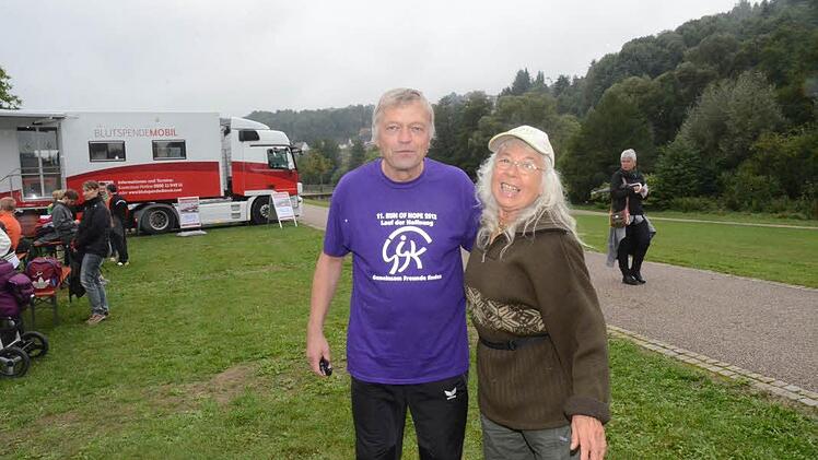 Ulrich Zeuß schickte alle Läufer als Starter auf die Strecken, hier mit der 80-jährigen Valeria Hilbert aus Stockheim, die bisher keinen Lauf versäumte.
