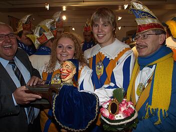 So war es schon jedes Jahr: Bürgermeister Siegfried Erhard (von links) muss Schlüssel und Kasse herausrücken, es übernehmen an das Prinzenpaar Jennifer I. (Jennifer Reith) und Dominic I. (Dominic Wells) sowie an Sitzungspräsident Matthias Besler. Achivfoto: Stefan Geiger