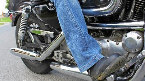 Zu Sigrid Sittlers Outfit gehören natürlich auch Bikerstiefel. Für Harley-Fans sind die Auspuff-Rohre wichtiger.