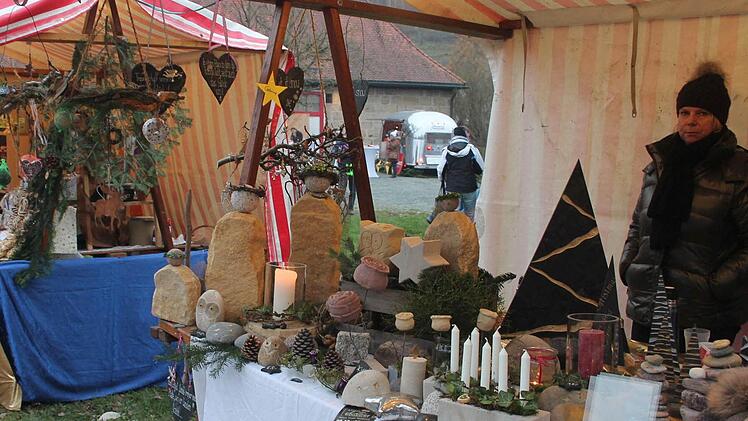 Aussteller sorgten beim Weihnachtsmarkt in Mitwitz mit ihren Verkaufsständen für eine besondere Atmosphäre.