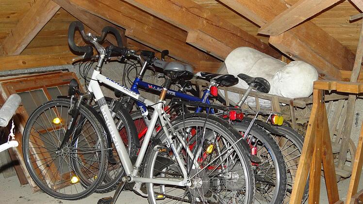 Besitzer gesucht: Auf dem Dachboden im Bauhof Ebern warten einige Fahrräder auf ihre Besitzer. Foto: Johanna Eckert