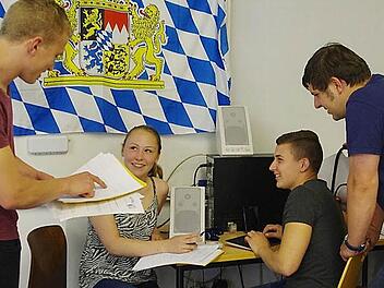 Die vier Nachwuchs-Redakteure (von links) Moritz Kühnel, Nadja Grasser, Markus Vereschinski und Pascal Rost hatten jede Menge zu tun, um die neuesten Infos zum Gesetzesentwurf schnell und kompakt an die Leserschaft zu bringen. Foto: Heike Schülein