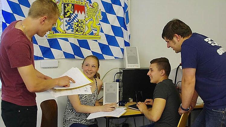 Die vier Nachwuchs-Redakteure (von links) Moritz Kühnel, Nadja Grasser, Markus Vereschinski und Pascal Rost hatten jede Menge zu tun, um die neuesten Infos zum Gesetzesentwurf schnell und kompakt an die Leserschaft zu bringen. Foto: Heike Schülein