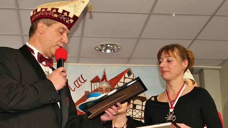 Holger Leikam überreicht Tanja Mehn den Till von Franken". Foto: Werner Vogel