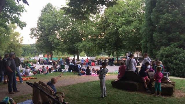 Rund um das Festivalgelände hatten jede Menge Zaungäste Picknick-Decken und -Körbe mitgebracht. Foto: Kerstin Väth