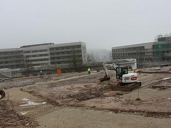 Es geht voran auf der Baustelle Klinikum in der Kreisstadt. Rechts ein Teil des Neubaus, von der Henry-Dunant-Straße aus gesehen, links das bestehende Krankenhaus. Die Energiezentrale, die hier am Hang und mit unterirdischem Verbindungsgang entstanden ist, ist bereits teilweise in Betrieb. Foto: Popp