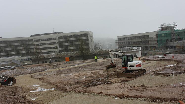 Es geht voran auf der Baustelle Klinikum in der Kreisstadt. Rechts ein Teil des Neubaus, von der Henry-Dunant-Straße aus gesehen, links das bestehende Krankenhaus. Die Energiezentrale, die hier am Hang und mit unterirdischem Verbindungsgang entstanden ist, ist bereits teilweise in Betrieb. Foto: Popp