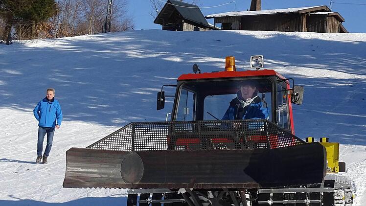 Albert Färber (links) und Werner Wachter sind zwei der Nordhalbener Ehrenamtlichen, die dafür sorgen, dass in Nordhalben beste Wintersportverhältnisse auf hervorragend präparierten Anlagen herrschen.  Foto: Norbert Neugebauer