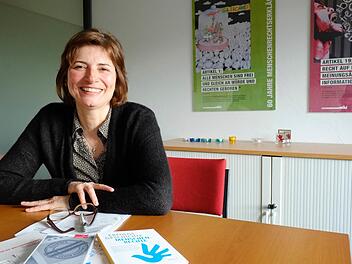 Martina Mittenhuber stellt das Programm der Nürnberger Wochen gegen Rassismus vor. Foto: Nicolas Pelke