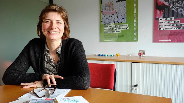 Martina Mittenhuber stellt das Programm der Nürnberger Wochen gegen Rassismus vor. Foto: Nicolas Pelke