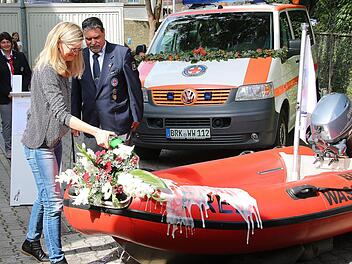 Auf den Namen "Fred" tauften Karin Mayer und Stefan Kuhn das neue Boot der Wasserwacht Münnerstadt. Links im Hintergrund die Vorsitzende der Münnerstädter Wasserwacht, Melanie Hannemann. Foto: Dieter Britz