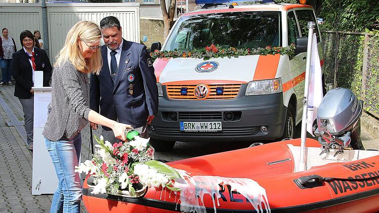 Auf den Namen "Fred" tauften Karin Mayer und Stefan Kuhn das neue Boot der Wasserwacht Münnerstadt. Links im Hintergrund die Vorsitzende der Münnerstädter Wasserwacht, Melanie Hannemann. Foto: Dieter Britz