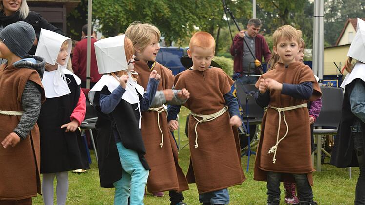 Die Kinder vom Kinderhaus Haarbrücken führen, passend zum Reformationsjubiläum, einen Tanz zu Ehren von Martin Luther auf.