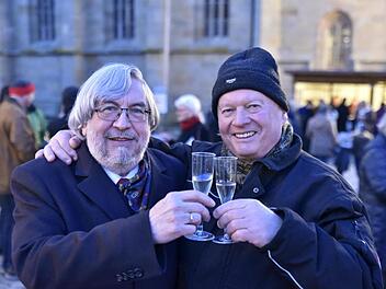 Auch Wolfgang Fischer (links), Leiter des Königsberger Posaunenchores, und Ewald Fischer, Inhaber einer Autoreparaturwerkstätte in Königsberg, stießen beim Neujahrsempfang vor allem auf Gesundheit im neuen Jahr an.Gerold Snater