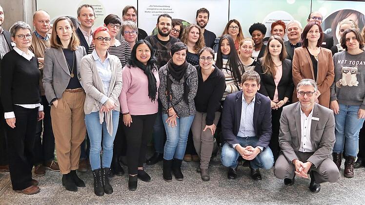 Alle Teilnehmer, Projektpartner und Arbeitgeber, die sich am Projekt "Altenpflege ProAktiv" beteiligen Foto: Matthias Klar/Agentur für Arbeit