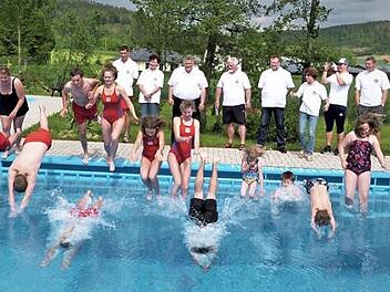 Mit dem Anschwimmen eröffnete die Wasserwacht die Saison im Freibad Himmelkron.  Foto: Werner Reißaus