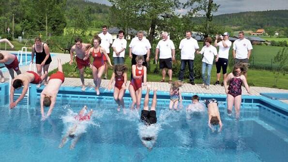 Mit dem Anschwimmen eröffnete die Wasserwacht die Saison im Freibad Himmelkron.  Foto: Werner Reißaus