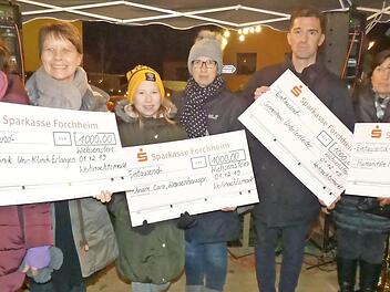 Über die Spenden freuen sich (von links): Dagmar Kußberger, Ingrun Löwe, Pia und Iris Jäger, Michael Sandner, Hilde Schwacher und Pfarrer Matthew Anyanwu.  Foto: Tomas Weichert