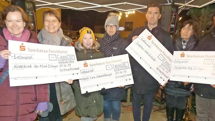 Über die Spenden freuen sich (von links): Dagmar Kußberger, Ingrun Löwe, Pia und Iris Jäger, Michael Sandner, Hilde Schwacher und Pfarrer Matthew Anyanwu.  Foto: Tomas Weichert