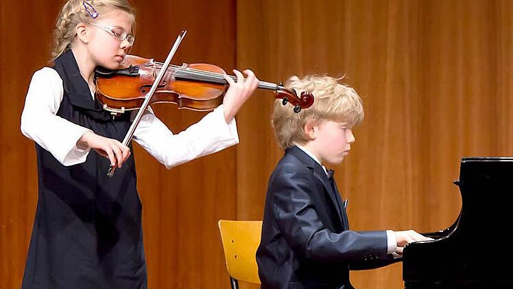 Konzentriert: Marie Koonert. Am Klavier: Marcel Ruppel