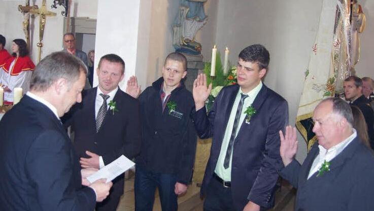Die neuen Siebener werden von Landrat Thomas Bold vereidigt (von links): Sebastian Schneider, Roman Metz, Christoph Kriener und Joseph May. Fotos: Klaus Werner