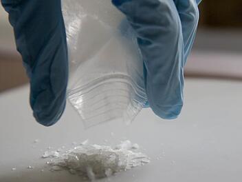 Die gefährliche Droge Crystal Speed: Weil er damit gehandelt hatte, wurde ein 29-Jähriger am Amtsgericht Kulmbach zu acht Monaten Gefängnis auf Bewährung verurteil. Foto: Symbolbild Thomas Frey/dpa