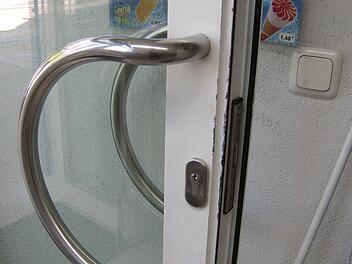 Schrammen an der Eingangstür sind die sichtbaren Spuren des Einbruchs in die Gräfenberger Tankstelle. Foto: Petra Malbrich