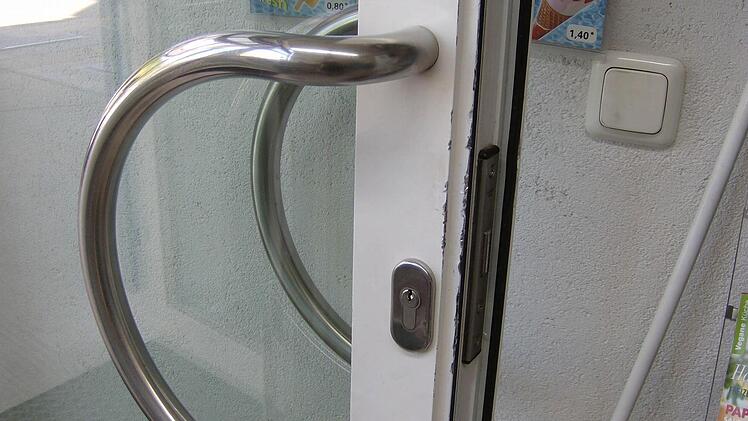 Schrammen an der Eingangstür sind die sichtbaren Spuren des Einbruchs in die Gräfenberger Tankstelle. Foto: Petra Malbrich