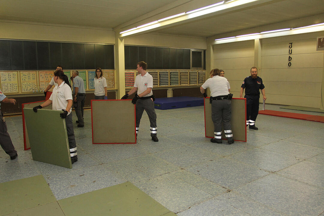 Ungeplante Einrichtung von Notunterkuenften fuer Asylbewerber