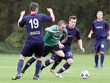 Waldemar Wasinski vom SC 08 versucht, sich gegen die Staffelbacher Wolfgang Rammes (l.) und Sven Reinhardt (r.) durchzusetzen. Fotos: sportpress
