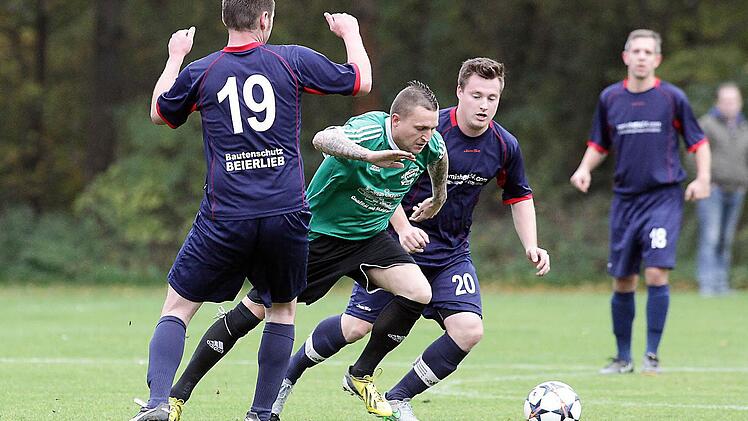 Waldemar Wasinski vom SC 08 versucht, sich gegen die Staffelbacher Wolfgang Rammes (l.) und Sven Reinhardt (r.) durchzusetzen. Fotos: sportpress