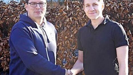 Nach 16 Jahren gab Martin Distler (l.) die Abteilungsleitung bei den Tischtennisspielern der DJK Eggolsheim an Florian Rudrich (r.) ab.