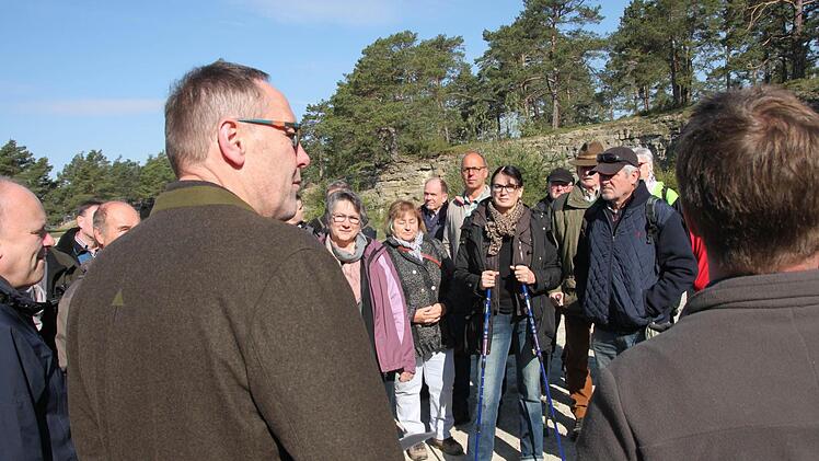 Hubertus Tumbach erklärt den Kiefernbewuchs am Ofentaler Berg. Foto: Paul Ziegler
