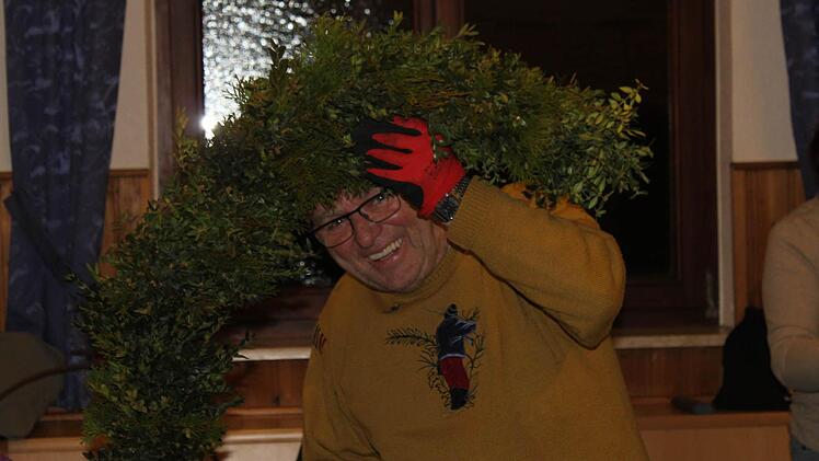 Gerhard Arzt bei den Vorbereitungen für den Osterbrunnen. Foto: privat