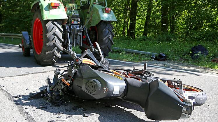 Im Kreis Bamberg ist es am Samstag zu einem schweren Unfall zwischen einem Traktor und einem Motorradfahrer gekommen. Foto: News5/Herse