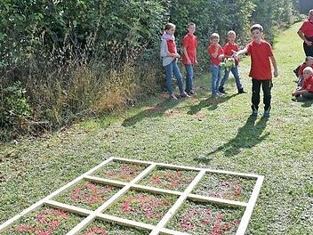 Auch das Zielwerfen gehört zum Wettbewerb bei "Löschis Olympiade". Unser Bild zeigt die Rossacher Kinderfeuerwehr bei dieser Disziplin während eines Kinderleistungsmarsches. Foto: Archiv
