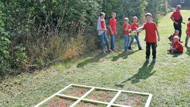 Auch das Zielwerfen gehört zum Wettbewerb bei "Löschis Olympiade". Unser Bild zeigt die Rossacher Kinderfeuerwehr bei dieser Disziplin während eines Kinderleistungsmarsches. Foto: Archiv