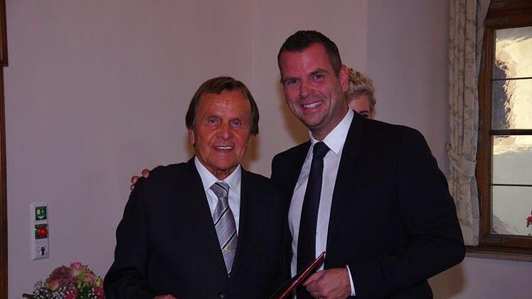 Anton Schick (rechts) hielt die Laudatio für Dr. Johannes Köhler. Foto: Klaus Werner