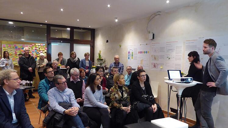 Abschlussveranstaltung am Montagabend: Beim "Get together" wurden erste Ergebnisse präsentiert.  Fotos: Stadtverwaltung