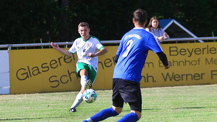 Am Ball der Katschenreuther Moritz Amon, rechts der Melkendorfer Benjamin Wohlfart. Foto: Monika Limmer