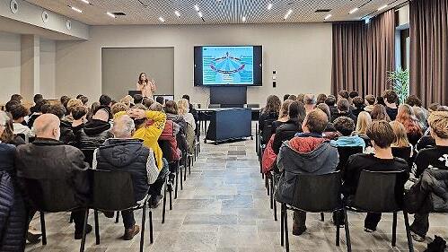 Dr. Carolin Rüger checkt mit den Mittelschülern die EU.