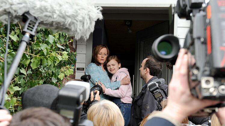 Sandra (Silke Bodenbender, links) und Eva Schlitter (Letizia Caldi) versuchen, sich von den Journalisten-Massen nicht einsch&uuml;chtern zu lassen. Allen voran Oliver Reiss (Michael Krabbe, rechts) wollen Reporter exklusive Einblicke in das Leben der zerr&uuml;tteten Familie erhalten.